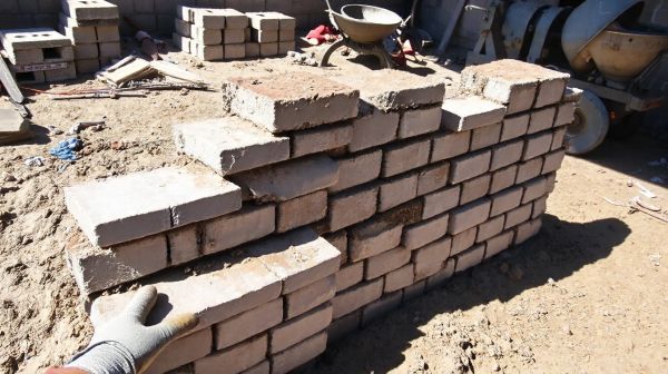 Guide pratique pour bâtir un muret en parpaing durable