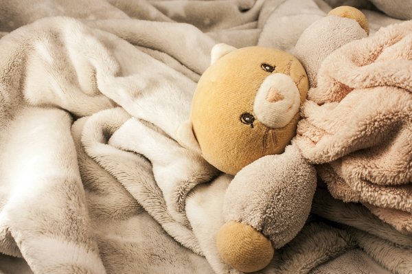 Découvrez les peluches range pyjama pour des nuits organisées !